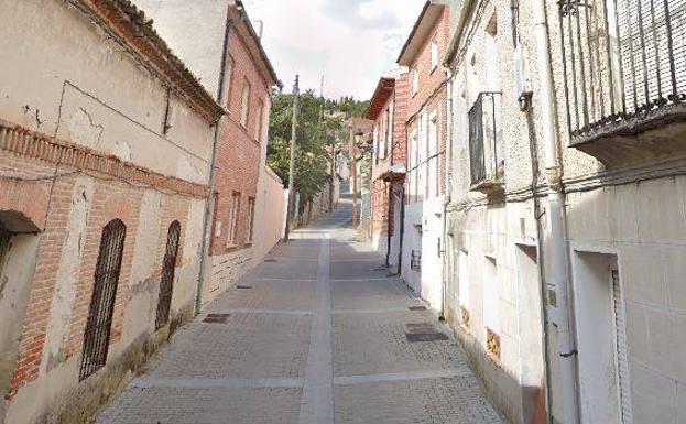 Los bomberos sofocan el incendio de una chimenea en una casa de Arrabal