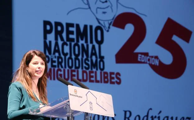 Lola Pons recibe el premio Miguel Delibes: «La primera corrupción es la del lenguaje»