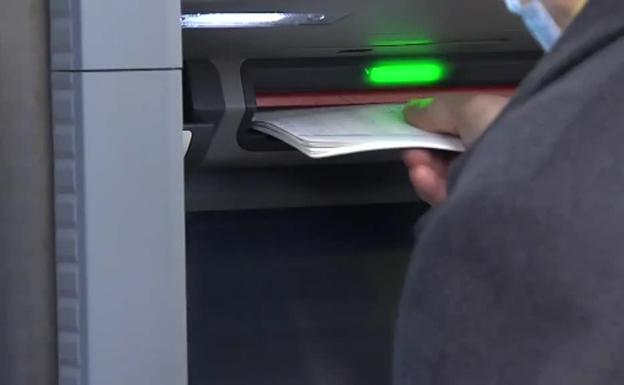 Los mayores se manifiestan para reclamar un trato más humano en los cajeros