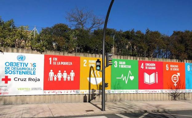 Cruz Roja crea el mayor mural pintado a mano sobre los Objetivos de Desarrollo Sostenible en Salamanca