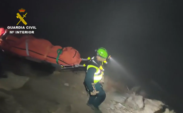 Vídeo: rescatan a una senderista tras caer 40 metros al ser embestida por una vaca