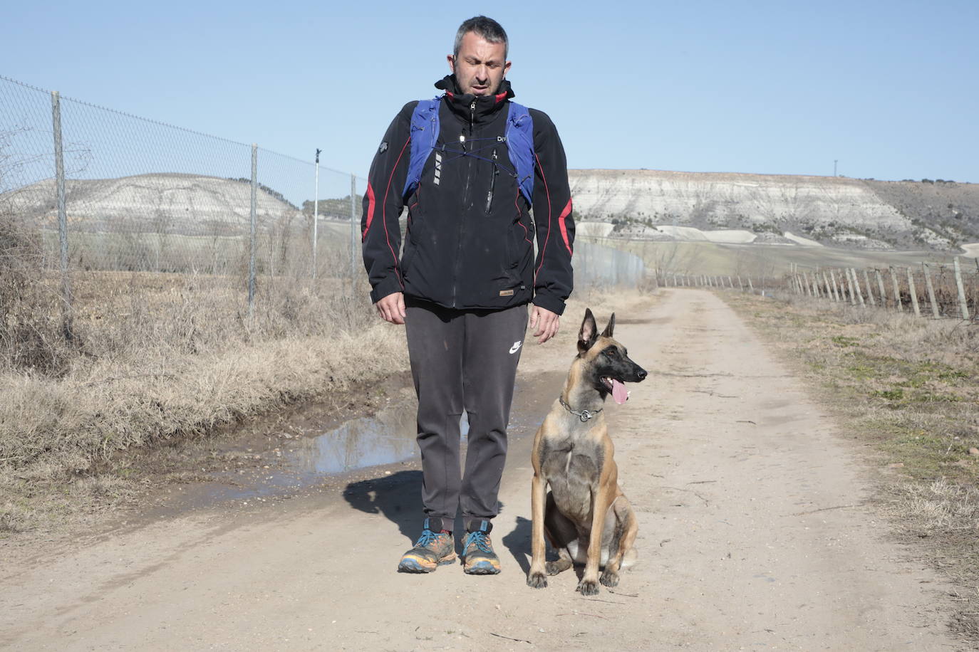 David González y su perra Luna, voluntarios en la búsqueda de Esther López