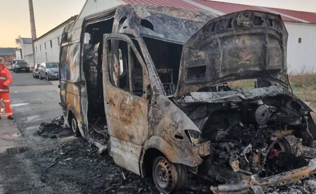 El fuego calcina una ambulancia estacionada en Tudela de Duero