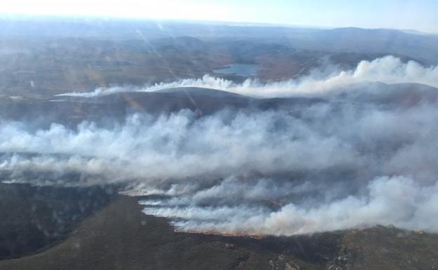 Sigue en nivel 1 el incendio de Zamora, cuyas llamas han pasado la frontera con Portugal