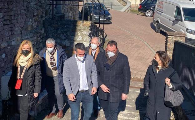 Barbón defiende una «voz fuerte» en la Junta con Tudanca contra «las eléctricas que cerraron las térmicas»