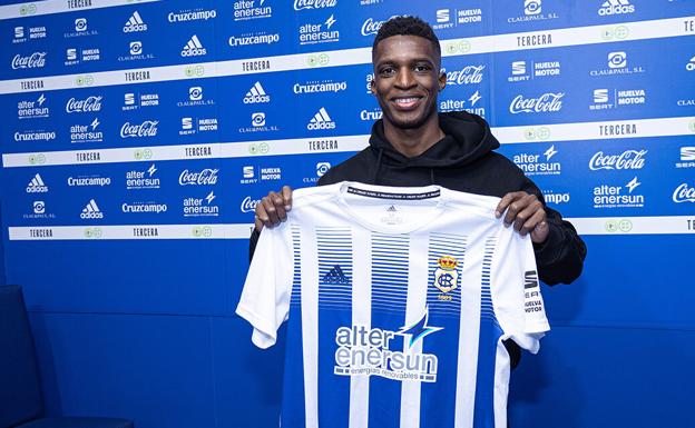 El extremo guineano Bouba Barry sale del Salamanca UDS y firma por el Recreativo de Huelva