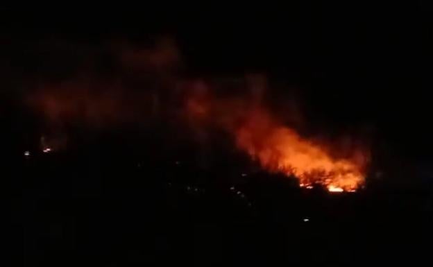 Un incendio amenaza a Monsagro en plena Sierra de Francia de Salamanca