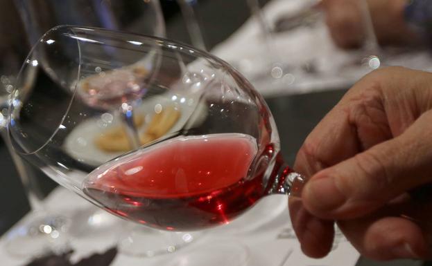 El consumo de vino en España continúa al alza por cuarto mes consecutivo, con un crecimiento superior al 12%
