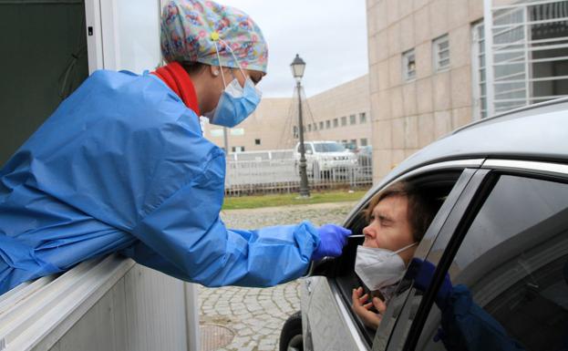 Los nuevos positivos diarios en covid bajan un 37% con respecto a la semana pasada en Segovia