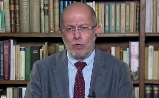 Igea a Mañueco: «Convoca elecciones para así poder prometer cosas en ese carrito de vendedor de crecepelo que lleva»