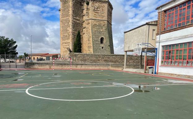 El Ayuntamiento de Alba de Tormes renovará la pista deportiva del CEIP Santa Teresa