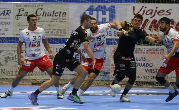 Balonmano Nava encara una cita histórica en León sin el goleador Jakub Prokop