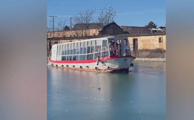 El barco del Canal de Castilla rompe el hielo a su paso por las aguas congeladas