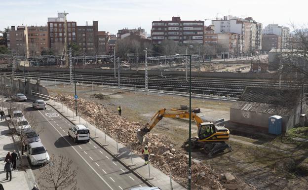 La polémica construcción del muro de la calle Estación