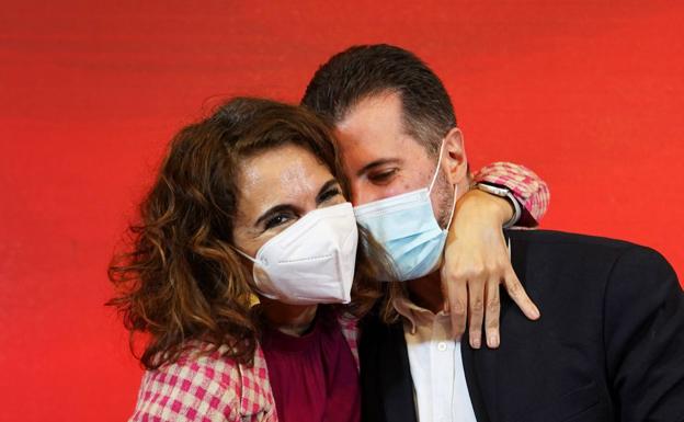 La ministra de Hacienda ve a Mañueco «incapacitado» para gobernar y asegura que el PP está «temblando