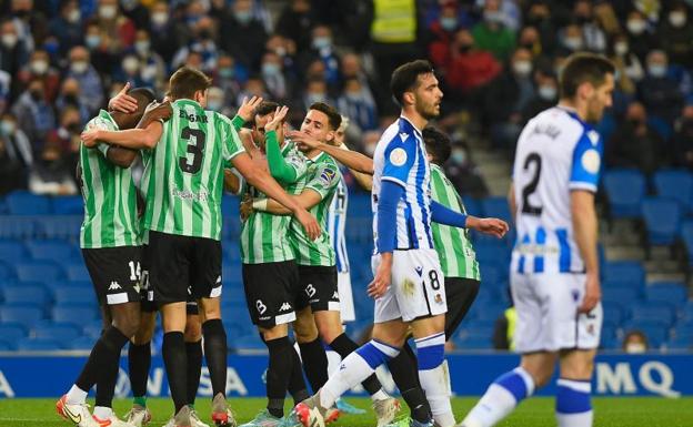 El Betis arrolla a la Real en Anoeta, con un doblete de Juanmi