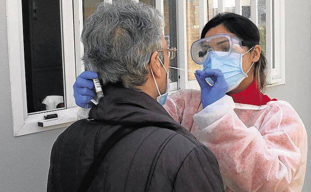 El descenso de nuevos contagios hasta los 532 no evita tres muertes más por covid en Salamanca