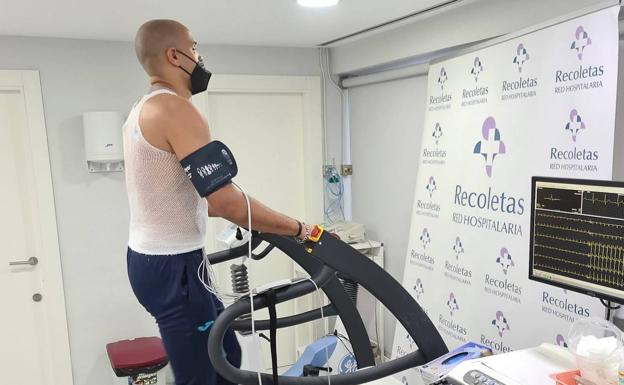 El jugador del Recoletas Tarcisio Freitas pasa el reconocimiento médico