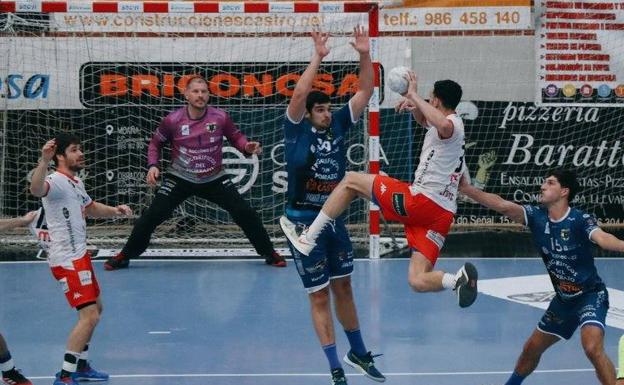 Dos minutos de apagón echan por tierra el buen trabajo inicial del Balonmano Nava en Cangas