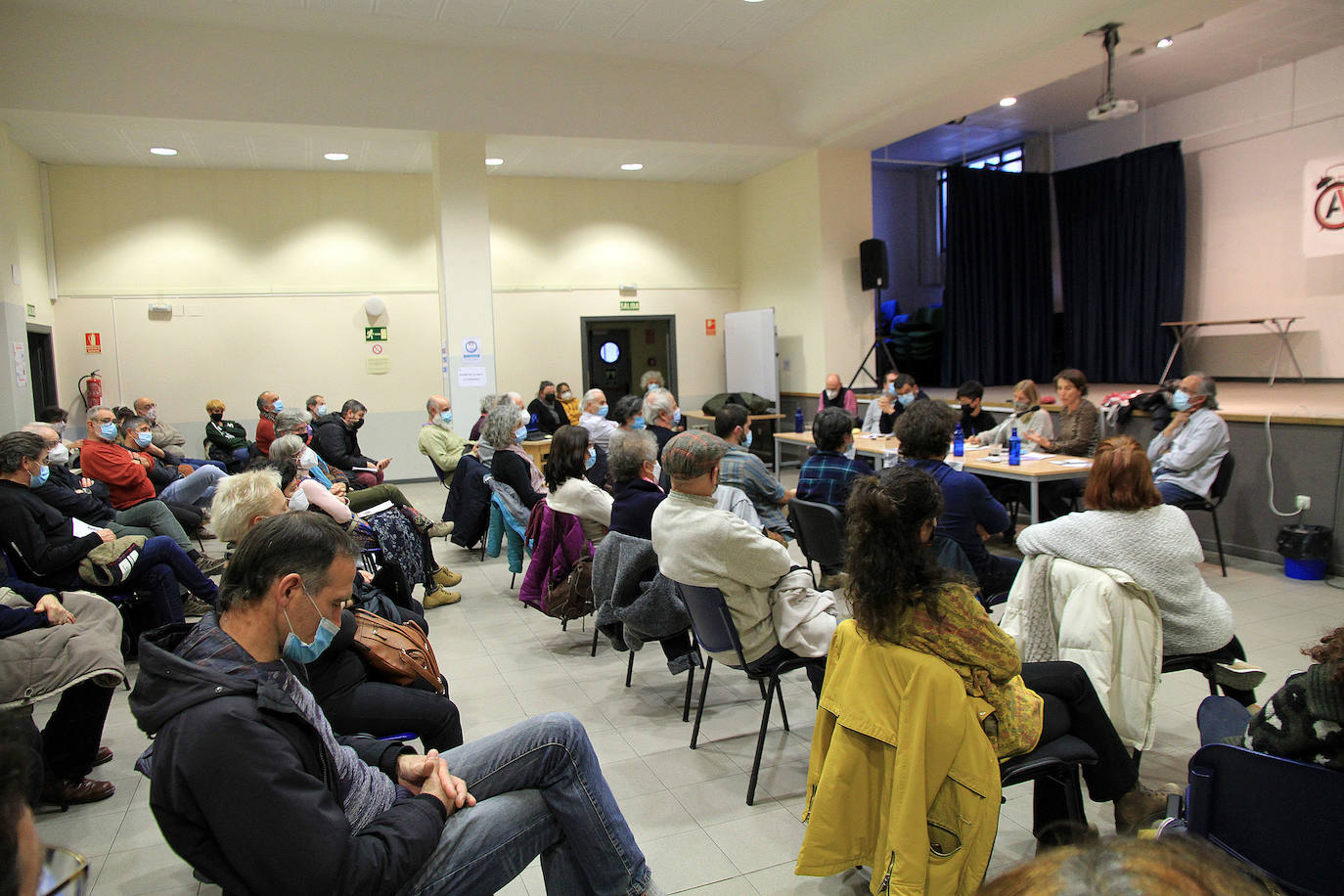 Una mesa redonda reflexiona sobre las macrogranjas y la cuestión alimentaria