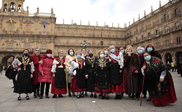 Las mujeres de Salamanca y de diversos pueblos honran a Santa Águeda como en prepandemia