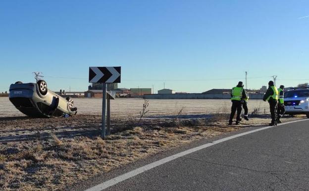 Un herido tras salirse de la carretera y volcar en la entrada de Olombrada