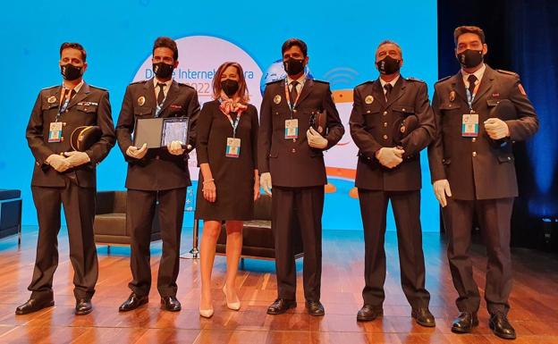 El grupo Policías 3.0 de la Policía Local de Salamanca recibe el premio al Cibercooperante del Año 2021