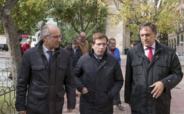 Alcaldes del PP, entre ellos el de Salamanca, denuncian en Bruselas el «maltrato» que sufren con los fondos