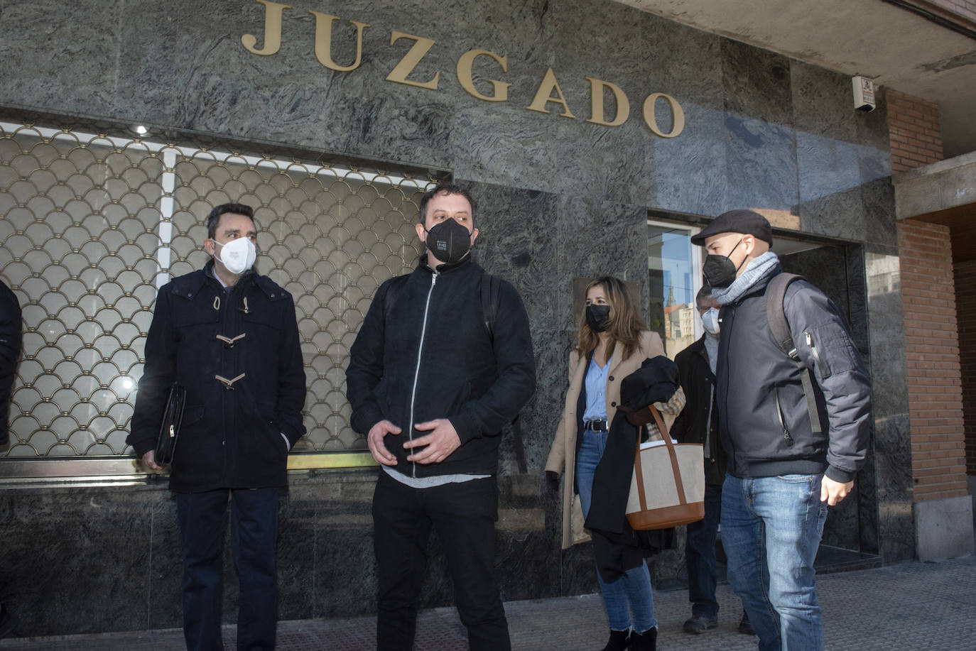 La empresa vinculada al diputado Jaime Pérez mantiene su querella contra IU