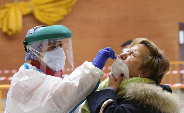 Los contagios vuelven a bajar en Salamanca hasta 416, pero no cesa la sangría de fallecidos con cuatro mas