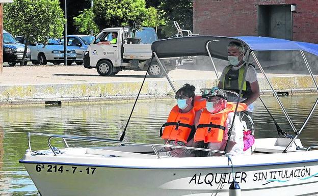 Las barcas eléctricas en la Dársena del Canal funcionarán de nuevo este año