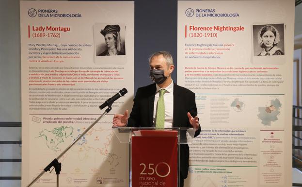 El rector Ricardo Rivero inaugura la exposición 'Pioneras de la Microbiología' en Madrid