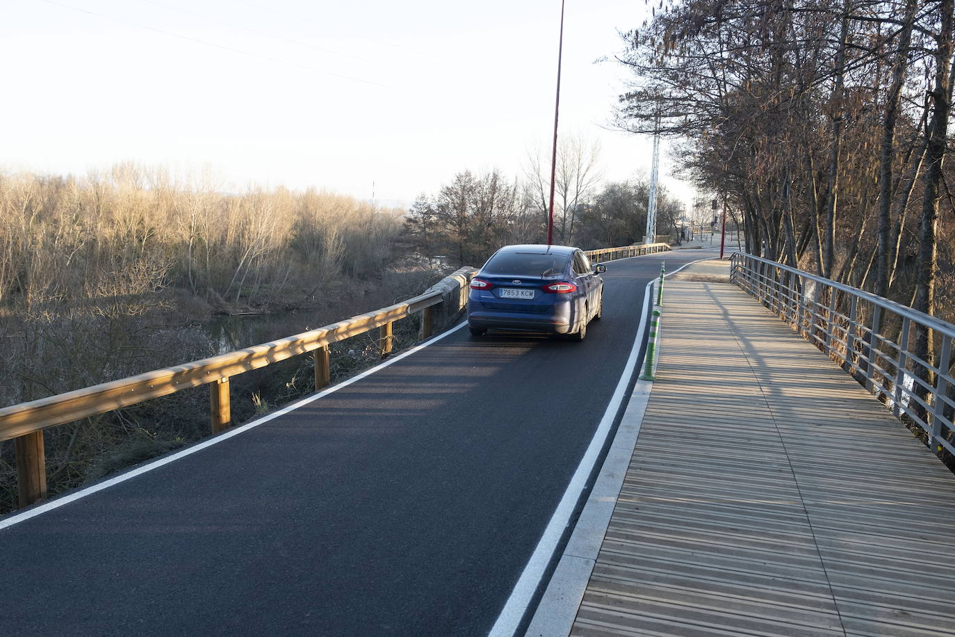 Puente anuncia una «amplia zona de aparcamiento» por obras en La Overuela