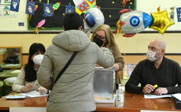 Tres vocales indispuestos y otro que se negaba a ponerse la mascarilla, únicas incidencias en la apertura de las urnas