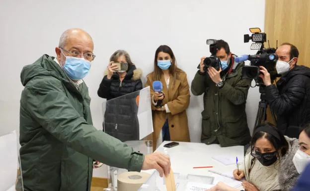 Fernando Pablos afirma a pie de urna que los socialistas llegan a la jornada electoral «con los deberes hechos»
