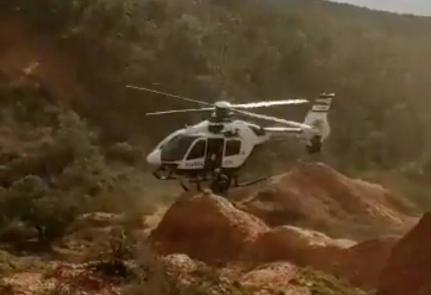 Rescatados en helicóptero 7 jóvenes y un perro atrapados en un precipicio con hielo en la Cresta de los Claveles