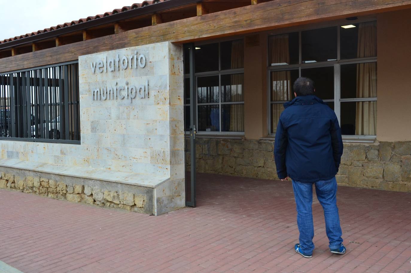 El velatorio municipal hace las veces de colegio electoral en La Mudarra