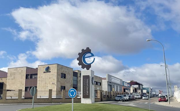 Carbajosa homenajea a los empresarios con una escultura en el polígono Montalvo III