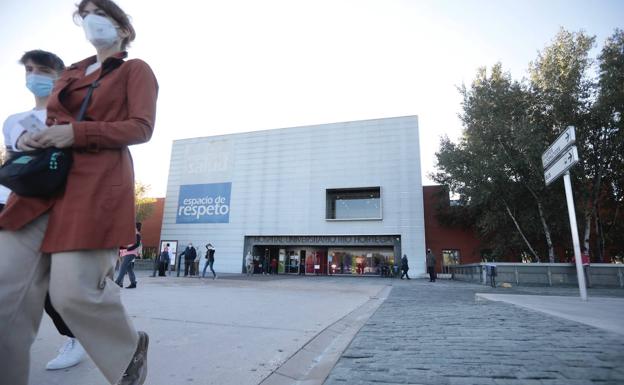 La alta demanda obliga al Clínico a retrasar 21 cirugías y deja sin sitio en la UCI al Río Hortega