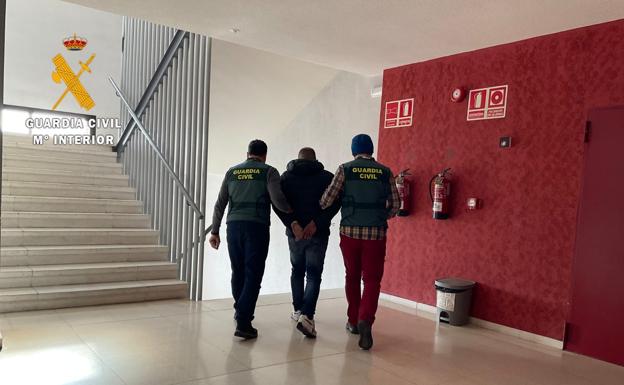 Detenido un matrimonio en Carbajosa de la Sagrada con más de dos kilos de cocaína, joyas, dinero y coches