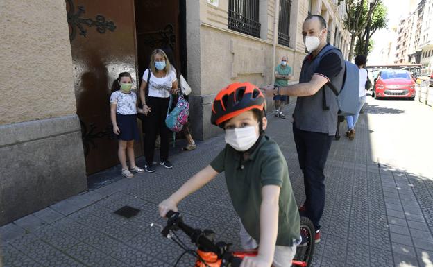 Cataluña eliminará las cuarentenas escolares ante la pasividad de Darias