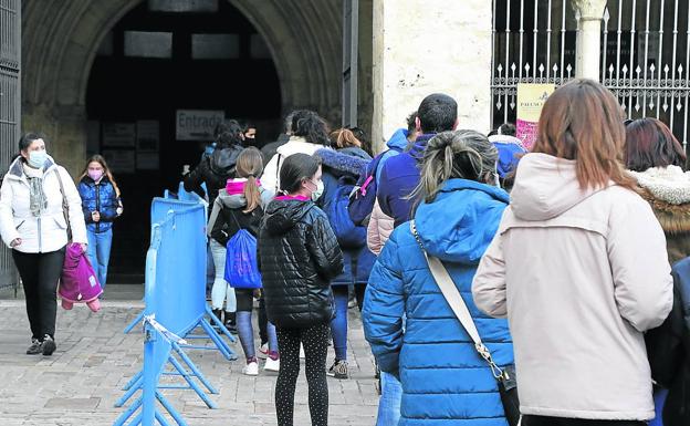 Colas en la primera jornada de vacunación infantil en San Francisco