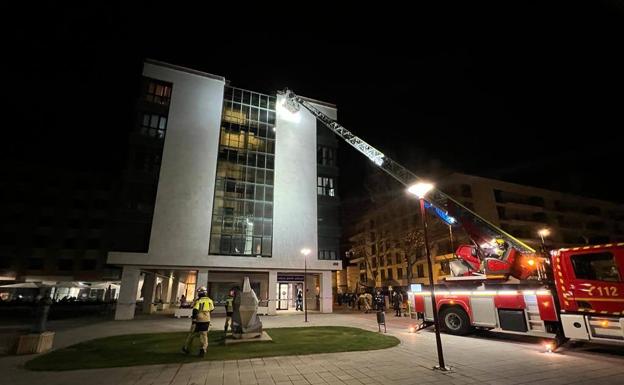 Los bomberos retiran una losa que amenazaba con caer desde un quinto piso en Villa del Prado
