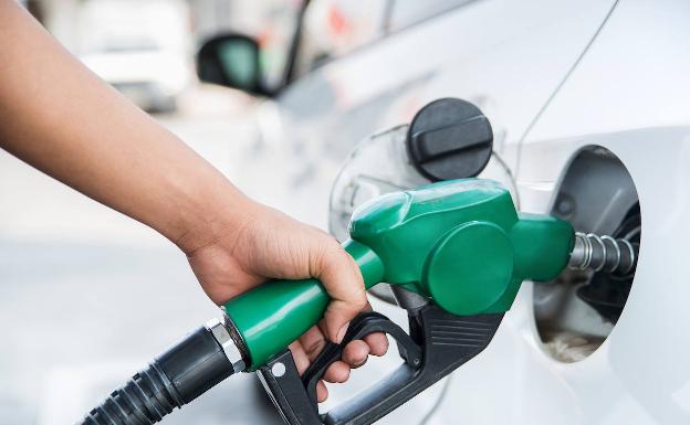 Trucos para ahorrar en el repostaje: qué días y dónde es más barato poner gasolina en España