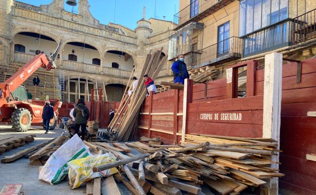 El Carnaval de Ciudad Rodrigo pide paso con el montaje de la plaza de toros