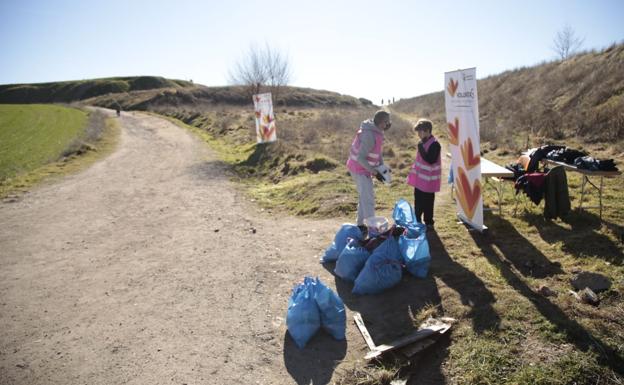 Recogida de residuos en el 'Volcán de Garrido' con el Ayuntamiento y la Asociación Vecinos Garrido Contigo