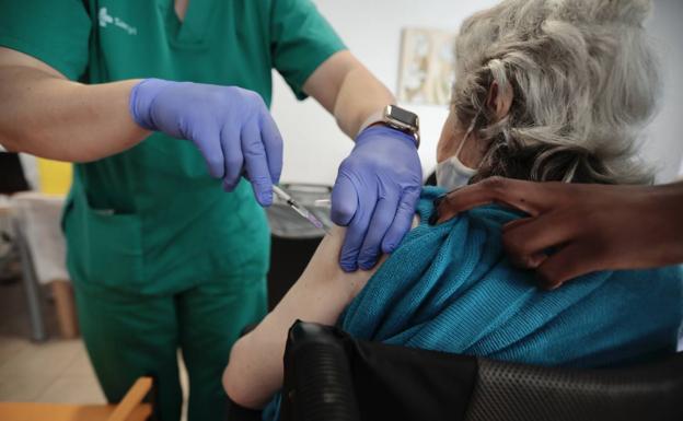 La tercera dosis de la vacuna se estanca entre los menores de 60 años en Castilla y León