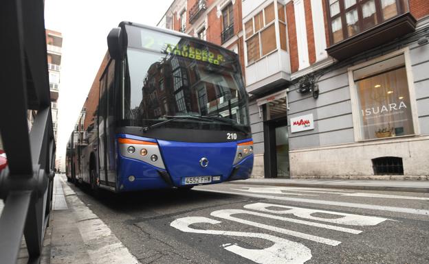 Los carriles bus ahorran dos minutos en las rutas por el centro y mejoran la puntualidad en todas las líneas