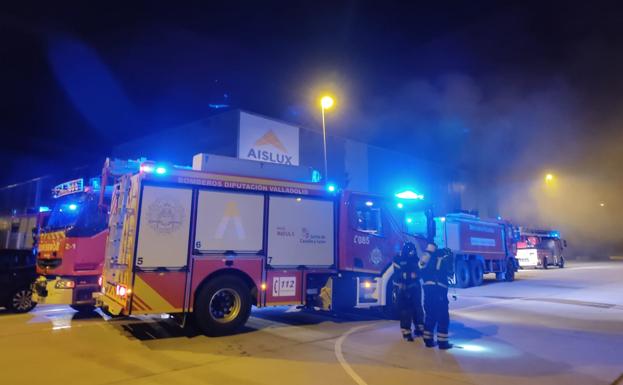 El incendio en una empresa de policarbonatos en Aldeamayor arrasa 3.000 metros cuadrados