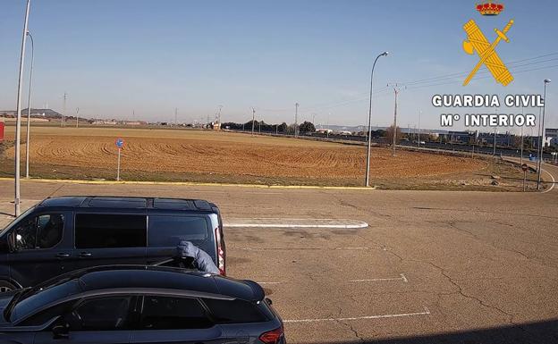 La Guardia Civil de Palencia detiene a cuatro hombres que robaban a coches extranjeros en áreas de descanso